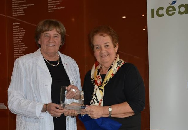 Léa Cousineau, présidente de l'ICÉA, remet le prix Émile-Ollivier à Michèle Stanton-Jean