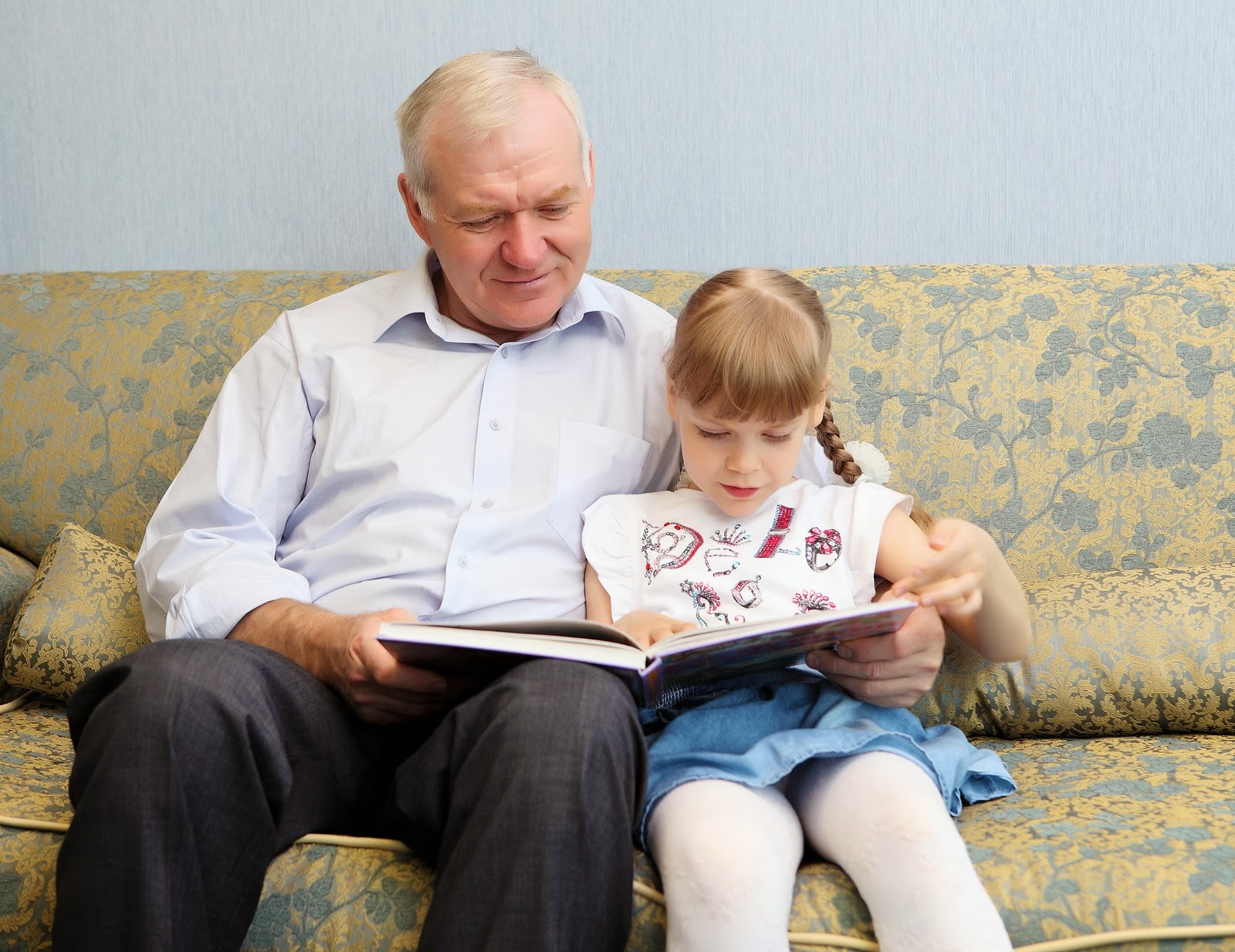 Grand-père et sa petite fille s'adonnent à la lecture
