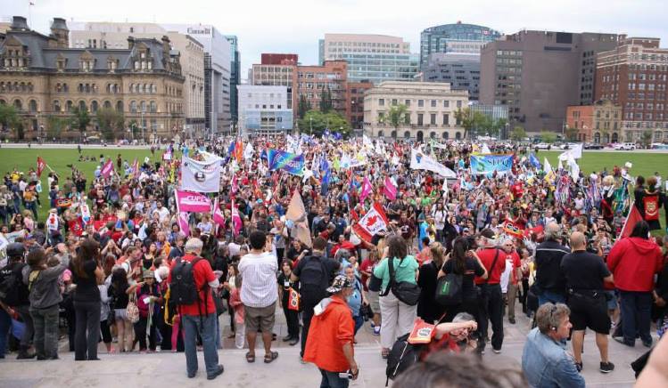 Manifestation devant le Parlement du Canada le premier jour du Forum social des peuples, le 21 août