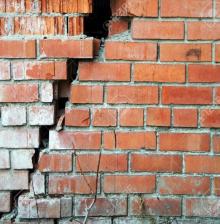 Mur de briques rouge fissuré