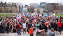 Manifestation devant le Parlement du Canada le premier jour du Forum social des peuples, le 21 août